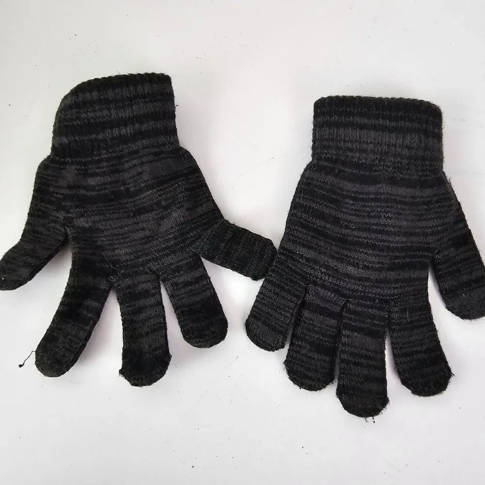 Nike Kids Gloves‎ Gray Swoosh Logo Youth